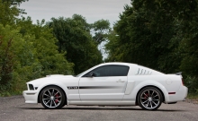Белый Ford Mustang, в профиль